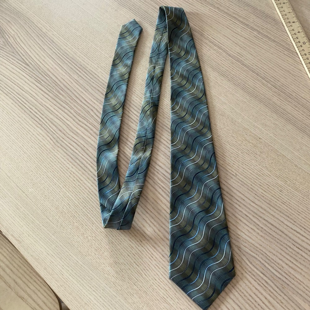 Geoffrey Beene Necktie Mens OS Green Blue Wavy Stripe Silk Stain Resistant Tie